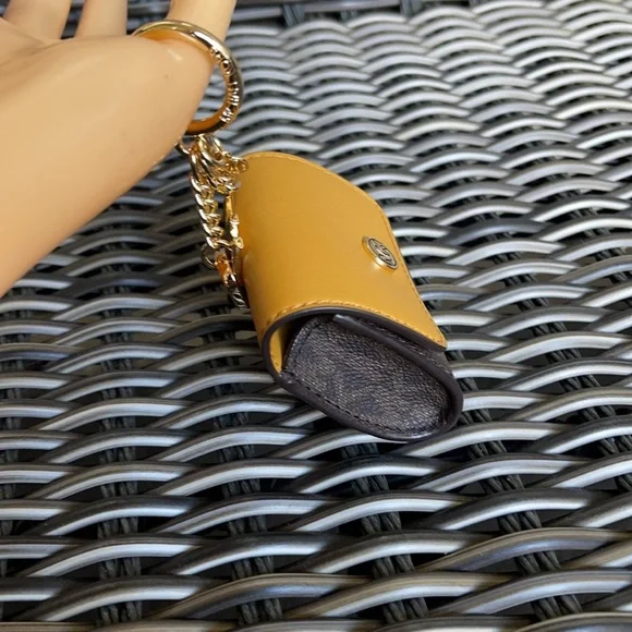 Michael Kors Jet Set Travel AirPod Case - Picture 14 of 16